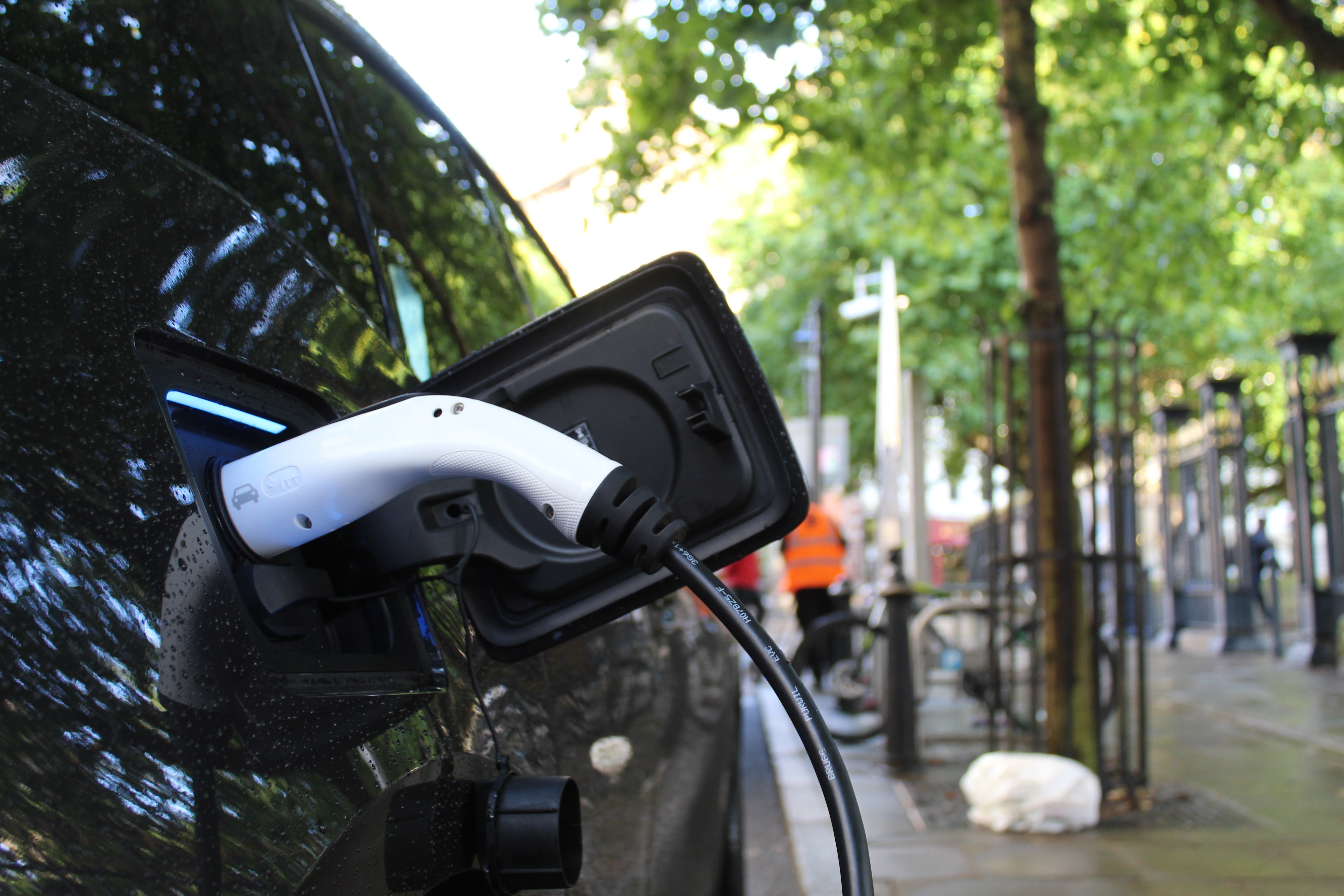 Pros and Cons of Electric vs Gas Powered Cars